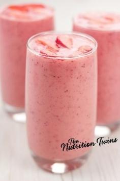 Skinny Strawberry Sunrise Smoothie | Delish, refreshing, & just 169 calories! | Protein & fiber packed!  #food #recipes