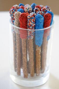 Chocolate dipped pretzels - melt milk chocolate, dip pretzels, decorate #july 4th food ideas #july 4th party