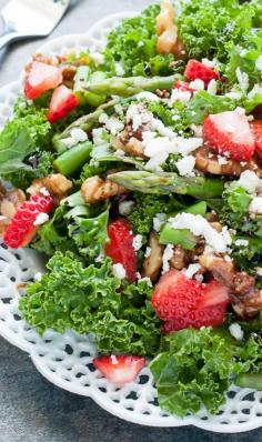 Strawberry Kale Salad :: this tasty massaged kale salad is loaded with fresh strawberries, asparagus, feta, homemade candied walnuts and a fruity strawberry-infused balsamic