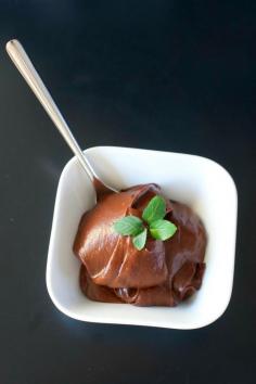 Fácil avellana chocolate mousse de aguacate