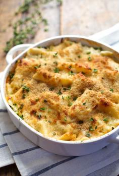 Garlic Parmesan Chicken Lasagna Bake - a quick layered casserole-style recipe with simple ingredients and YUMMY garlic parm flavor. 300 calories.