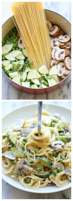 One Pot Zucchini Mushroom Pasta - A creamy, hearty pasta dish that you can make in just 20 min. Even the pasta gets cooked in the pot!(Put in Covered Baker)