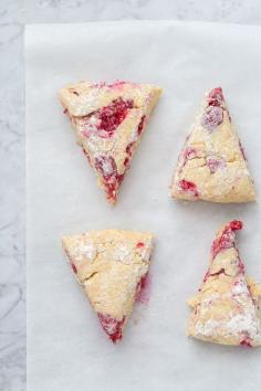 Raspberry Scones (Scones de frambuesa con glaseado de limón)