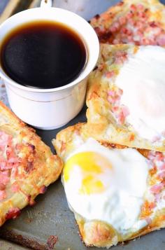 Ham, Egg & Cheese Breakfast Pastry. Easy and finger-licking-delicious breakfast party. Flaky puff pastry topped with honey ham, sharp white cheddar cheese and eggs. | from willcookforsmiles.com #breakfast #eggs