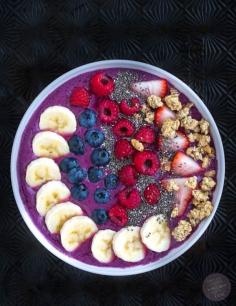 www.gardennearthegreen.com This mixed berry smoothie bowl is a fun new way to "drink" a smoothie while adding your favorite toppings!