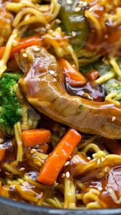 
                    
                        {One Skillet} Beef Chow Mein Stir Fry ~ A one skillet, simple beef chow mein stir fry with lots of veggies and an easy stir fry sauce... You can substitute chicken in place of the beef if desired.
                    
                