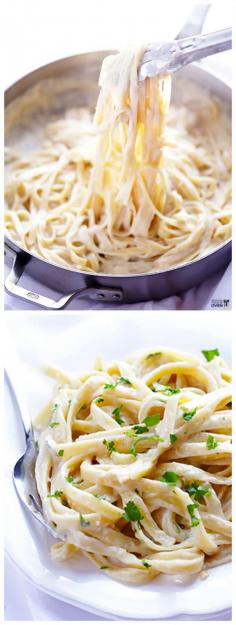 Skinny Fettuccine Alfredo -- super quick and easy to make, made with everyday lighter ingredients, and UNBELIEVABLY GOOD