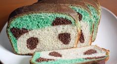 
                    
                        This Panda Bread Reveals a Smiling Bear When Sliced #bread trendhunter.com
                    
                