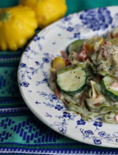 
                    
                        Healthy Vegetarian Alfredo Pasta Recipe with Zucchini and Summer Squash from Rainbow Delicious. Great summer dinner idea.
                    
                