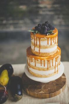this one looks beautiful AND extremely Yummy! (I guess some sort of blackberry caramel cake)  amazing! -> perfect wedding cake for fall no.2  #awesomecakes #weddingcake #fallwedding