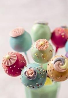 
                    
                        Coloridos cake pops. 20 ideas de cake pops y una receta facilisima!
                    
                