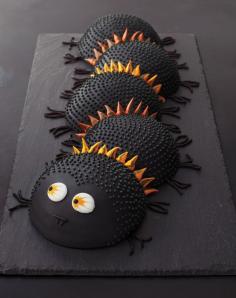 Spooky Centipede Cake is for advanced palate people, who love black licorice. | 7 Amazing And Crazy Animal Cakes