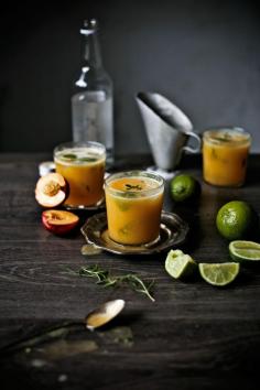 Pratos e Travessas: Mojitos de nectarina e segurelha # Nectarine and savory mojitos | Food, photography and stories