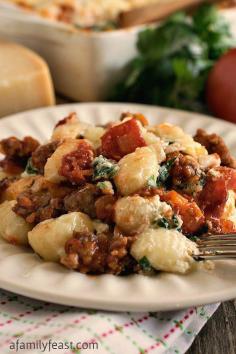 Baked Gnocchi with Italian Sausage - Italian comfort food at its best! Perfect for a weeknight dinner or a special meal!: Families Feast, Baking Gnocchi, Casseroles Italian, Italian Sausages, Comforter Food, Special Meals, Weeknight Dinners, Comfort Foods, Italian Comforter