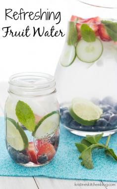 This refreshing fruit water makes it easy to drink your 8 glasses. #infusedwater #water #detoxwater #detox #recipe #refreshment