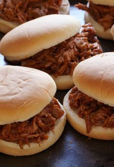 Easy Root Beer Pulled Pork Sandwiches recipe : a great, family friendly dinner recipe!