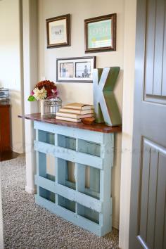 DIY Pallet Table: Perfect for my entry way!