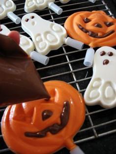 Halloween pencil pops treat. #halloween #recipe #party