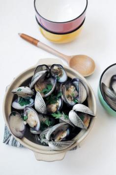 
                    
                        Summer is coming to an end, Steamed Clams with ZICO Premium Coconut Water Chilled Coconut Water and Sake is the perfect dish for it.
                    
                